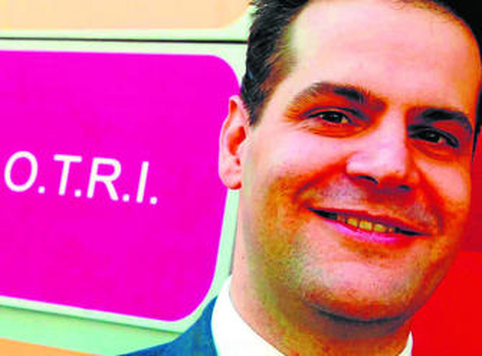 El director de la OTRI, Jesús Chamorro, frente a la sede en Granada.