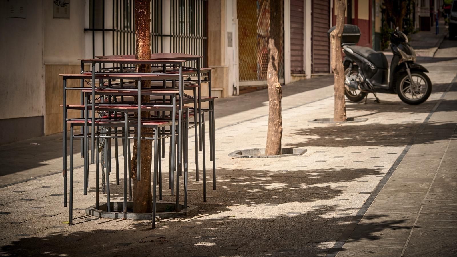 Una terraza recogida en una de las calles del centro de San Fernando.