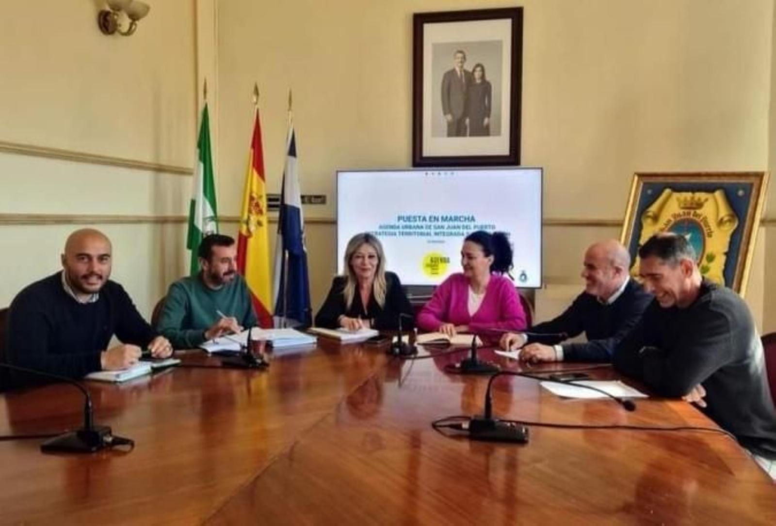 Los responsables de Go Energy, junto a las alcaldesas de San Juan del Puerto y Gibraleón.