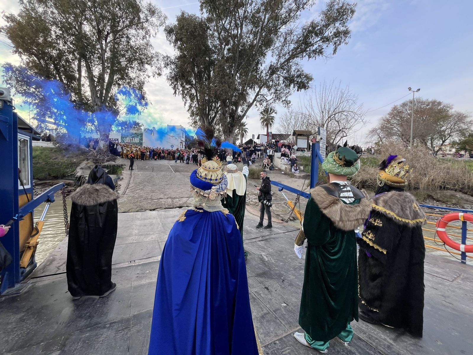 Los Reyes Magos cruzan la barcaza en Coria del Río