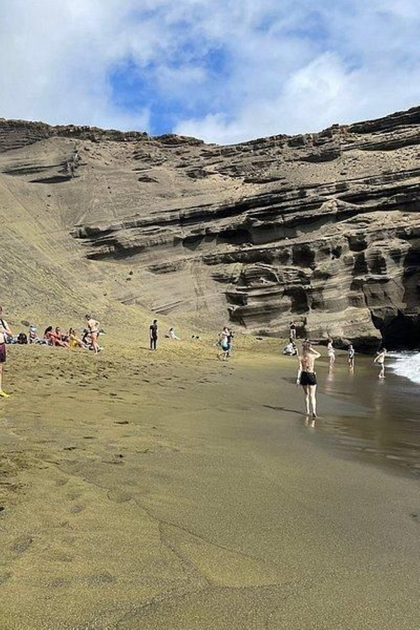 Playa de arena verde de Papakōlea en Naalehu