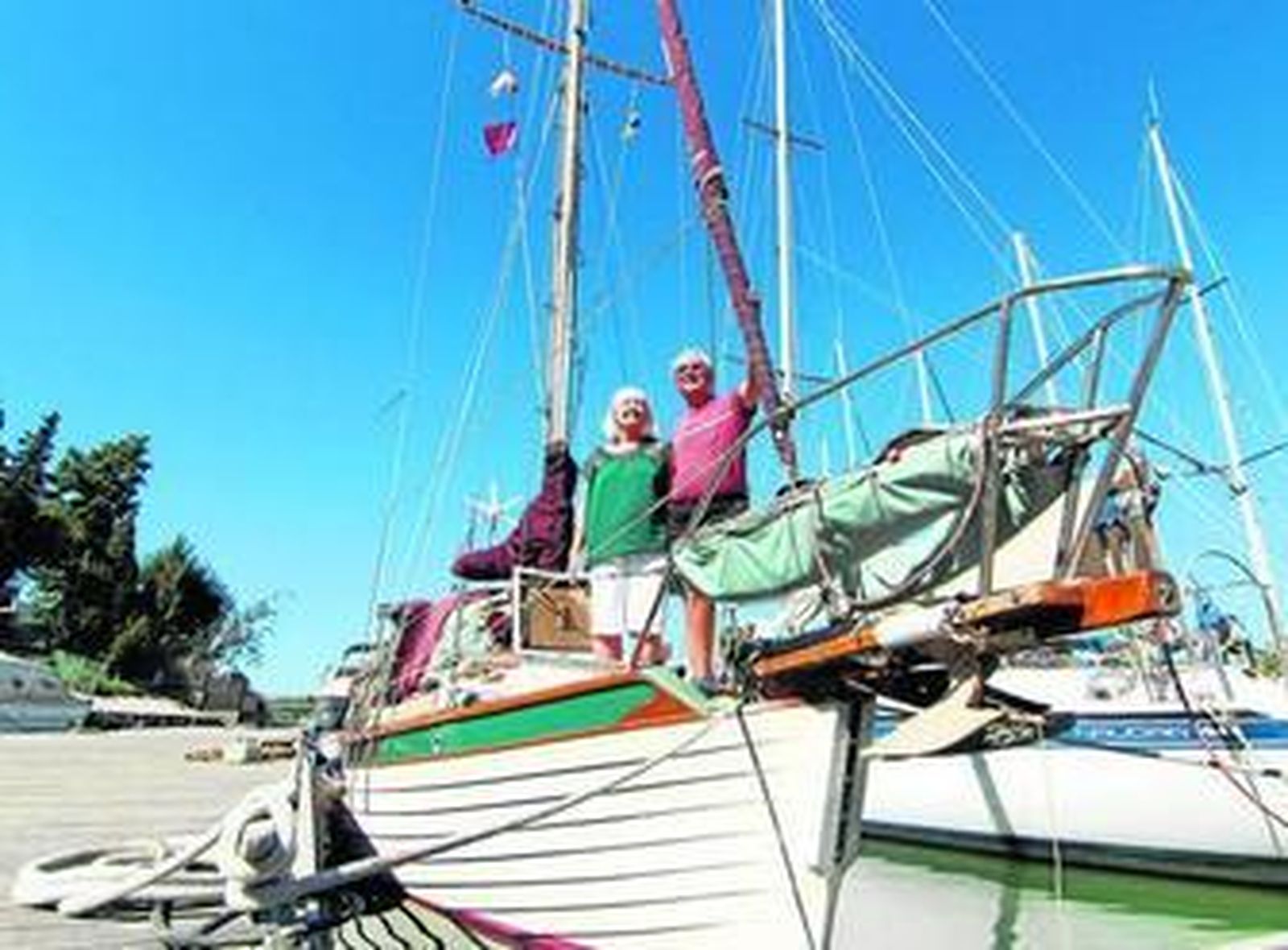 Ellen y Eduard Zacko a bordo de su velero 'Entre'acte', amarrado en el Club Náutico de Sevilla.