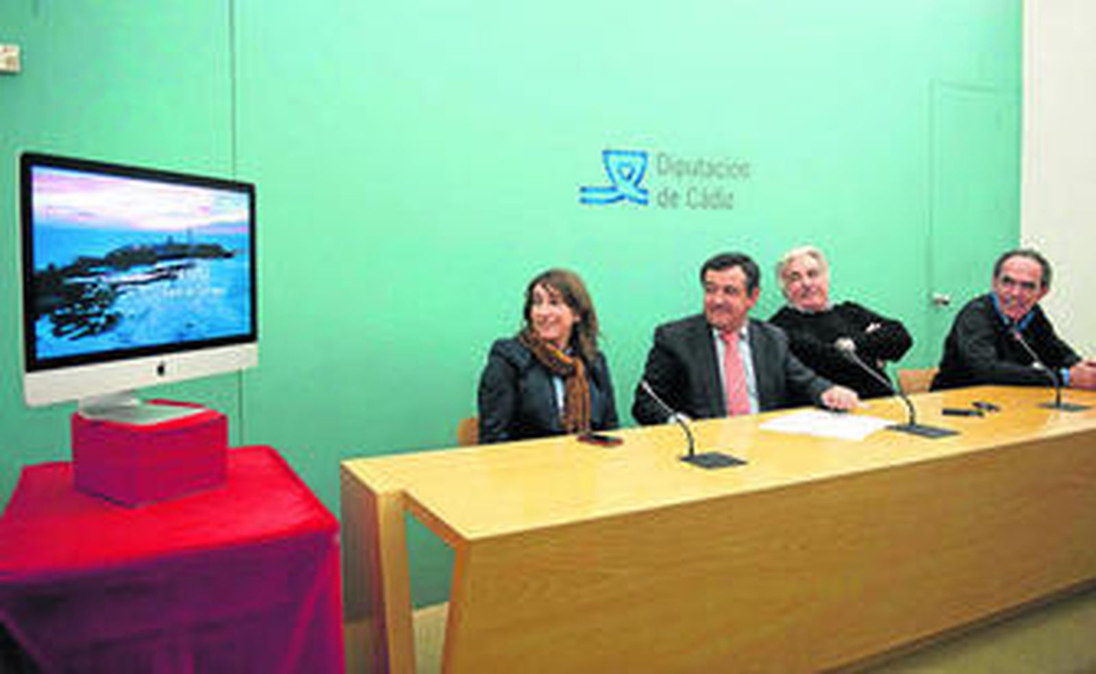 Olivero, Loaiza, Lebrón y Olmedo, en la presentación del audiovisual en el Palacio Provincial.