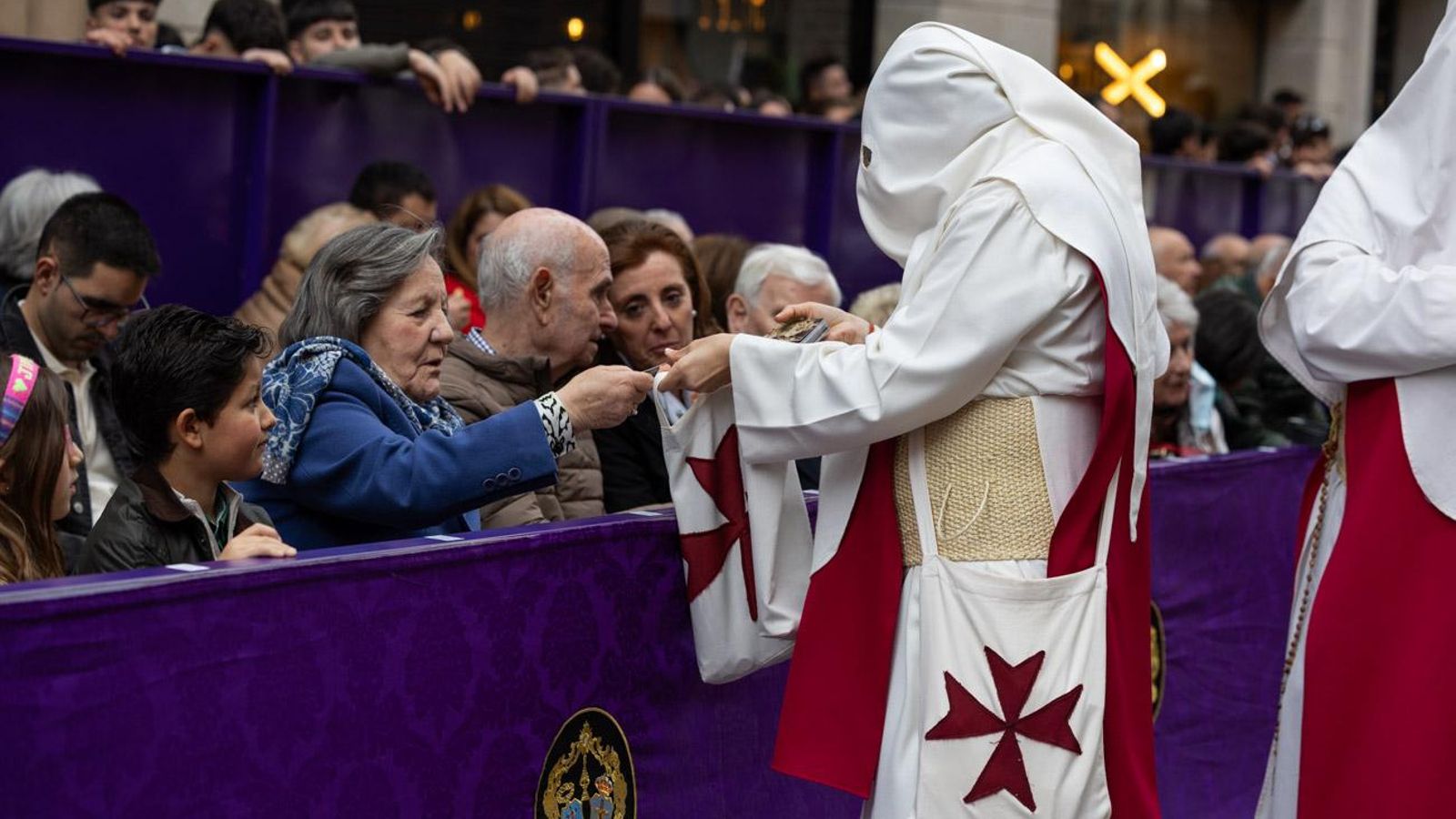 Los cofrades se rinden ante los grandes pasos de misterio del Lunes Santo