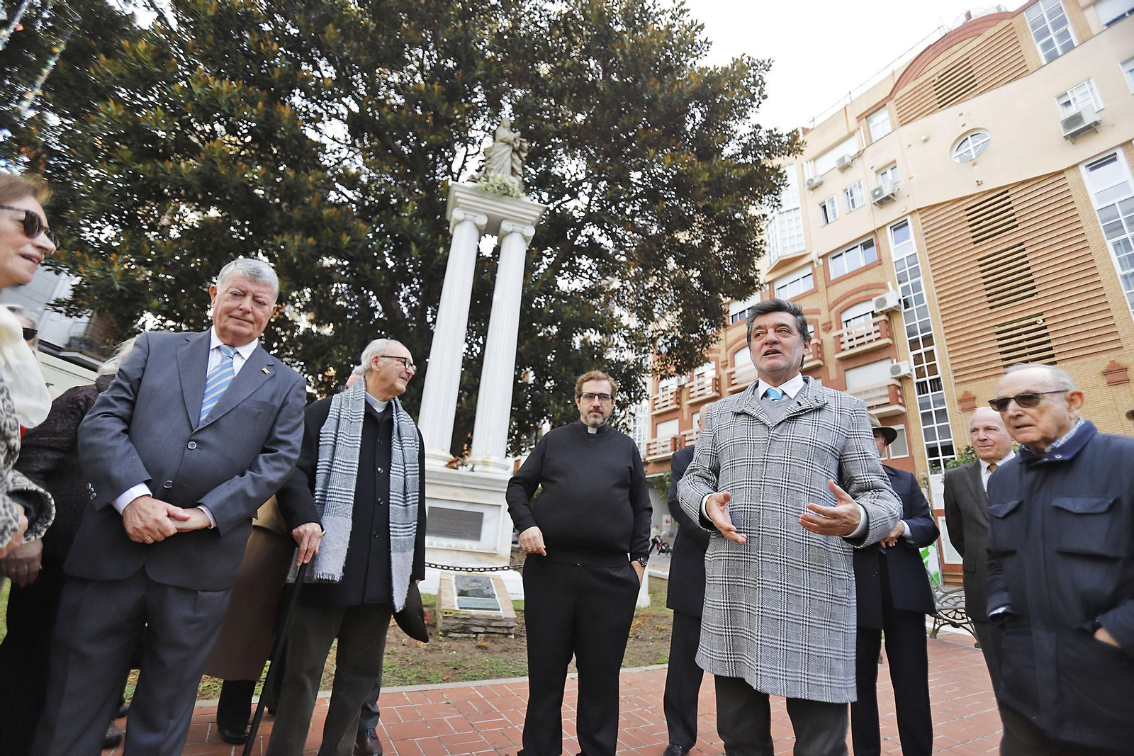 Imágenes de la Ofrenda de flores y rezo ante el monumento a la Inmaculada en Huelva