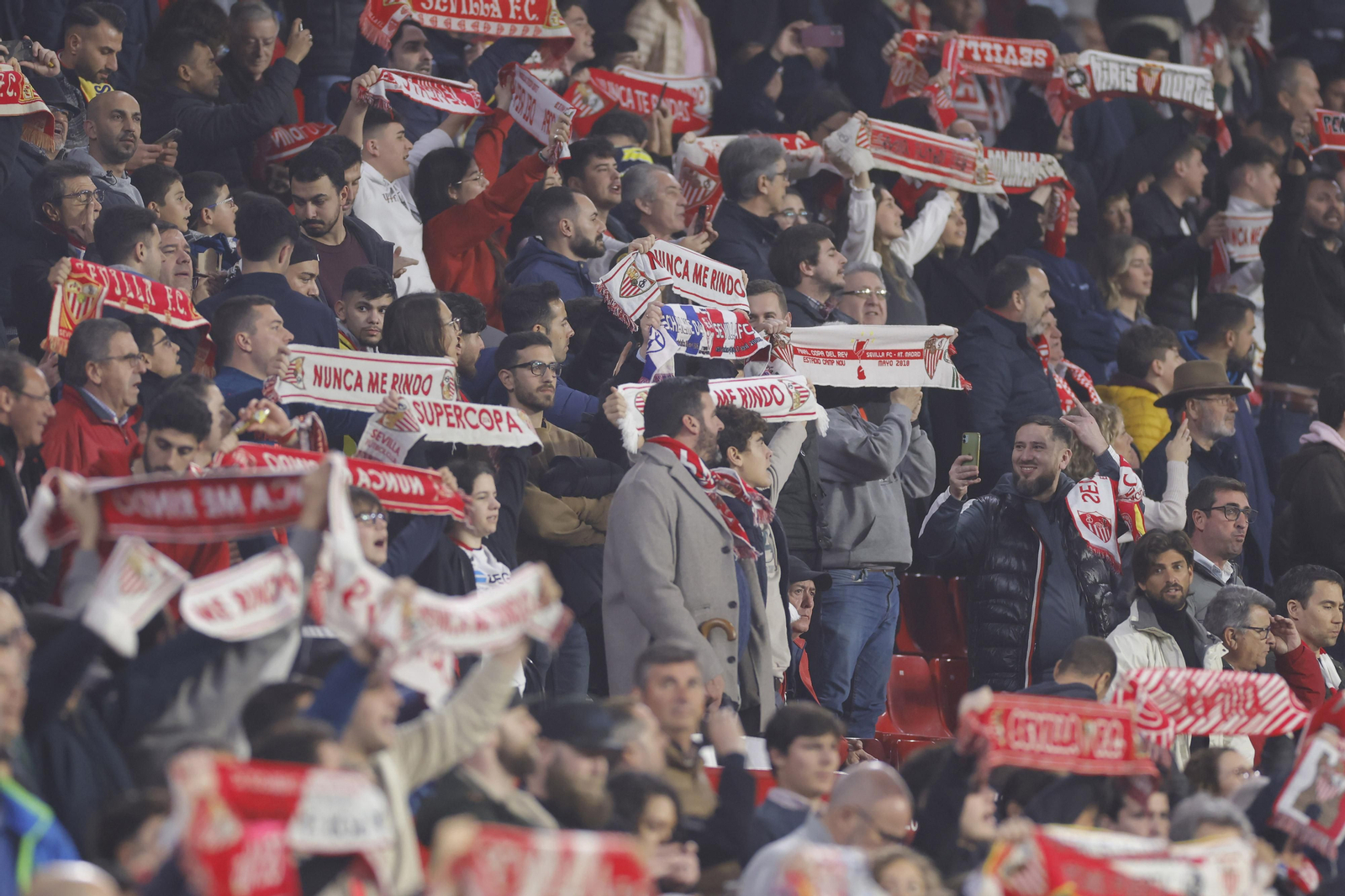 Búscate en las fotos del Sevilla-Fenerbahçe,