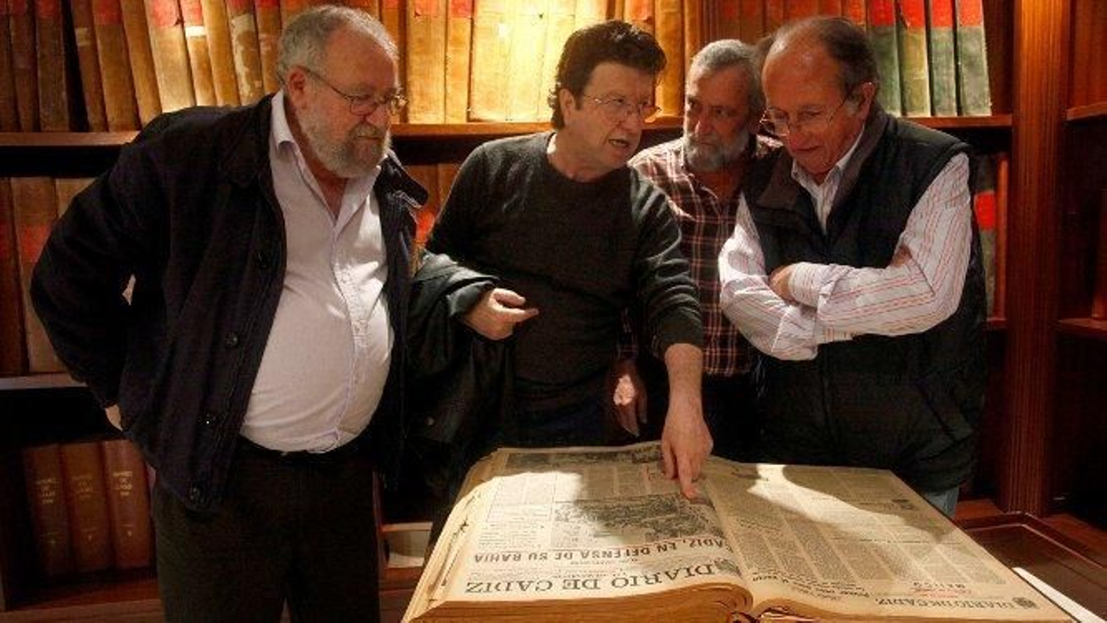 Los históricos sindicalistas gaditanos observan el Diario de Cádiz del 12 de octubre de 1977, dando cuenta de la multitudinaria manifestación de Astilleros.