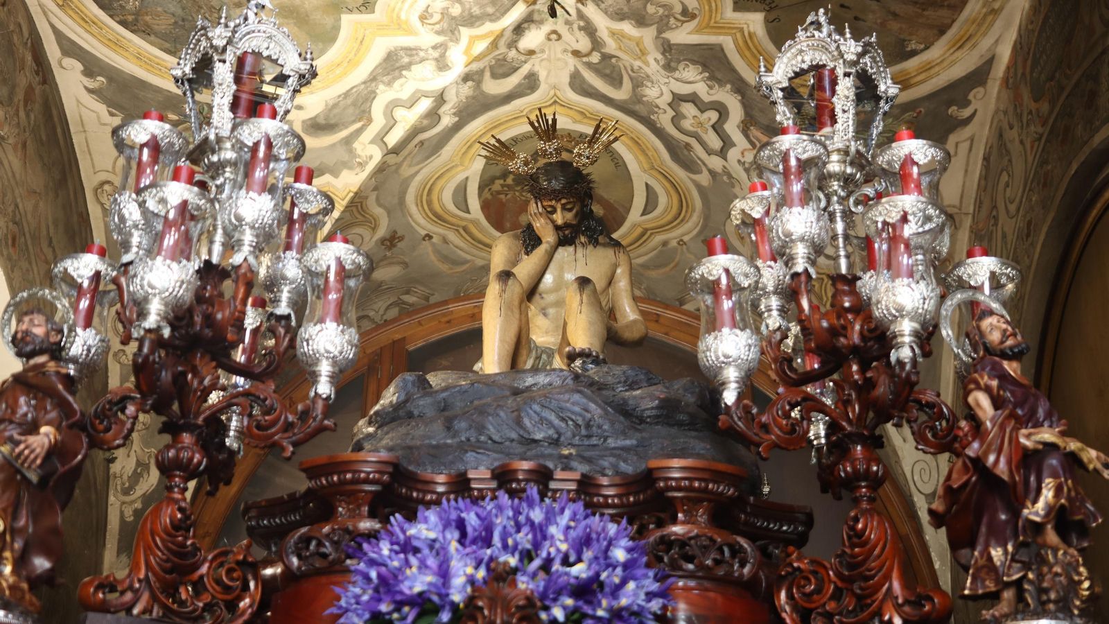 Sevilla acaricia la Semana Santa en un Domingo de Pasión lleno de cultos