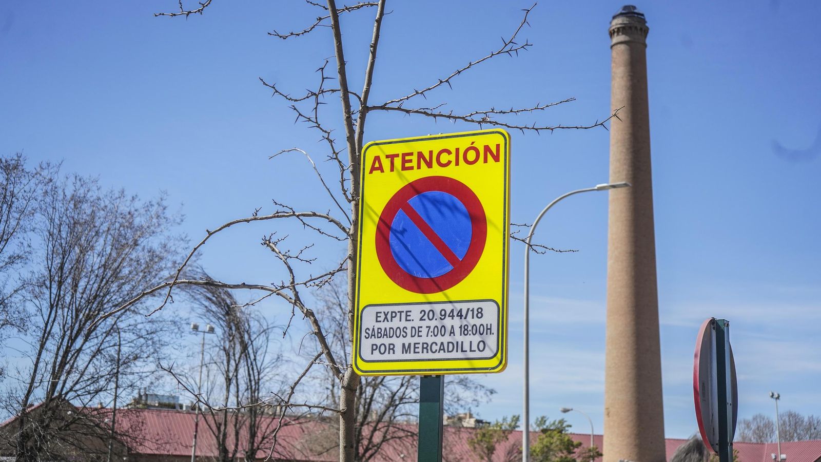 Se han colocado señales con la prohibición de aparcamiento en toda la vía