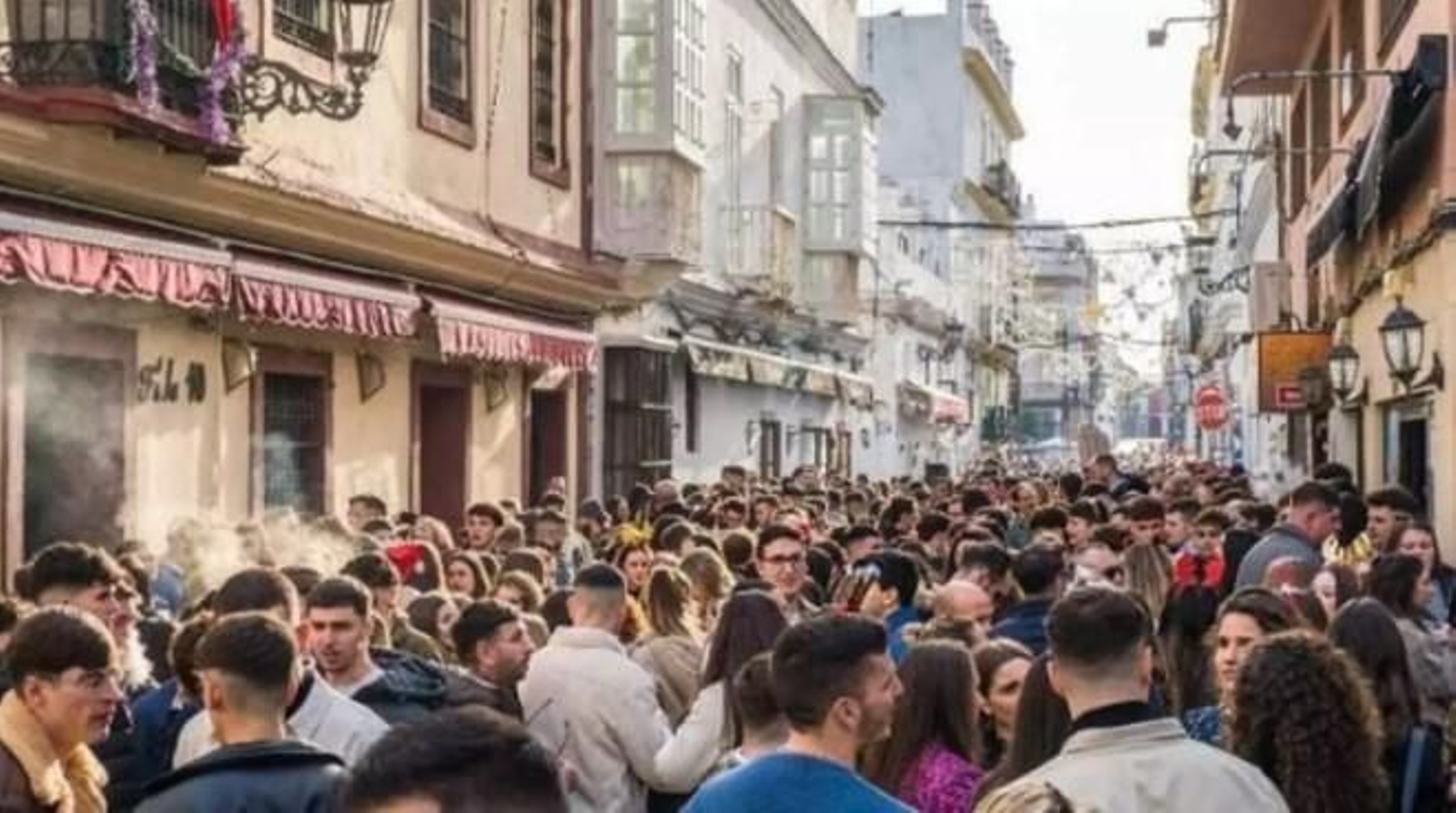 Imagen de una rediente jornada de Nochebuena en la calle Las Cortes.