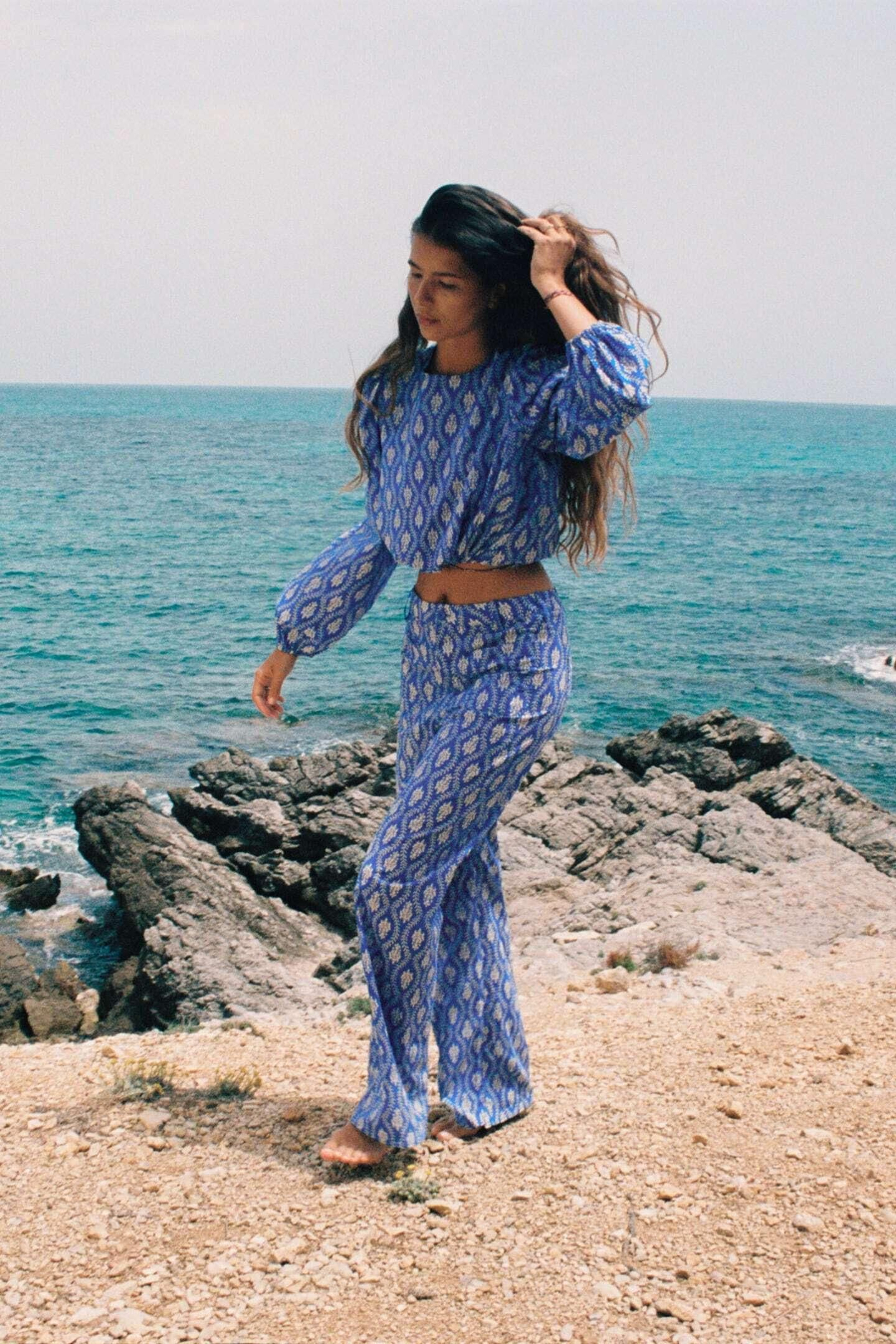 Pantalones estampados de Zara.