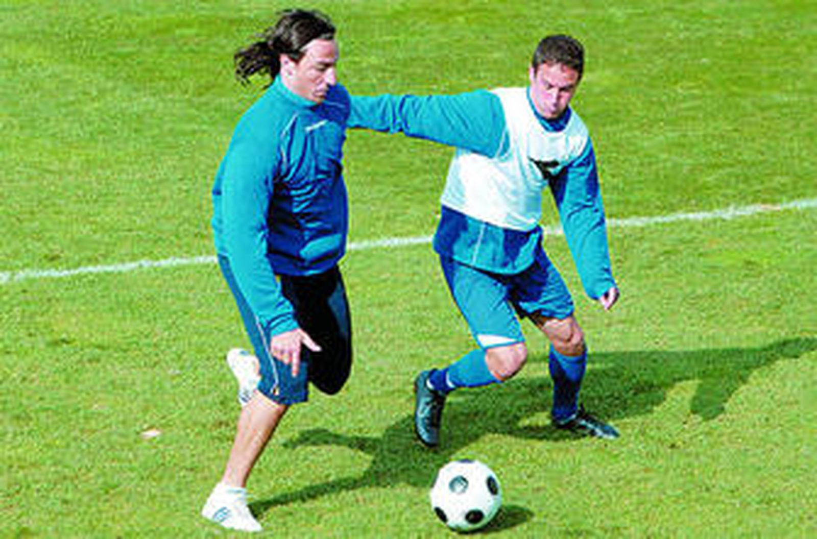 Toedtli recibe el acoso de Álvaro durante un entrenamiento.