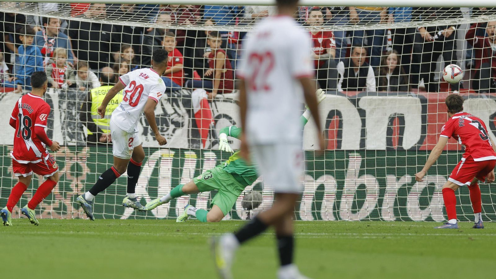Sow observa cómo entra el balón en la portería tras el pase de Isaac.