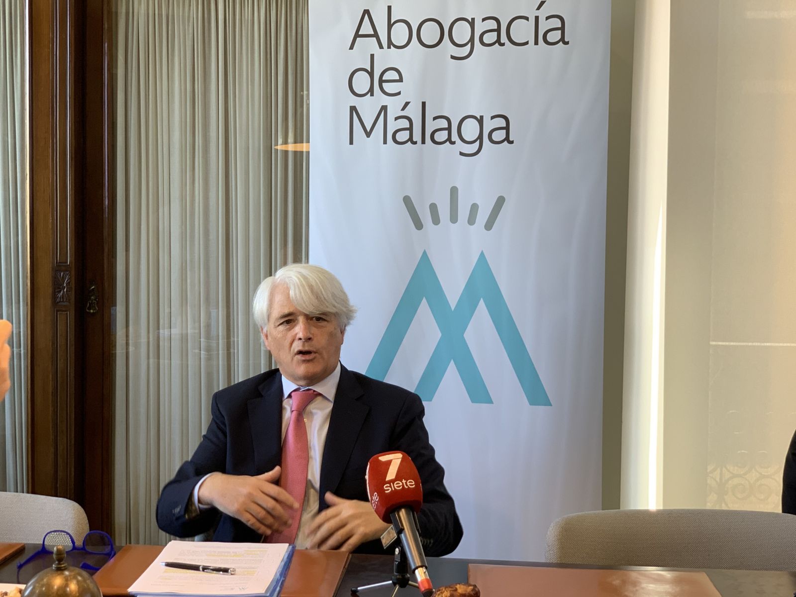 Salvador González, decano del Colegio de Abogados de Málaga, durante la presentación de la nueva imagen corporativa.