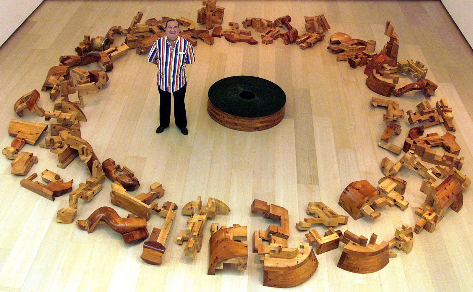 MIguel Berrocal, con su escultura 'Richelieu big' desmontada, en 2002 en el IVAM de Valencia.