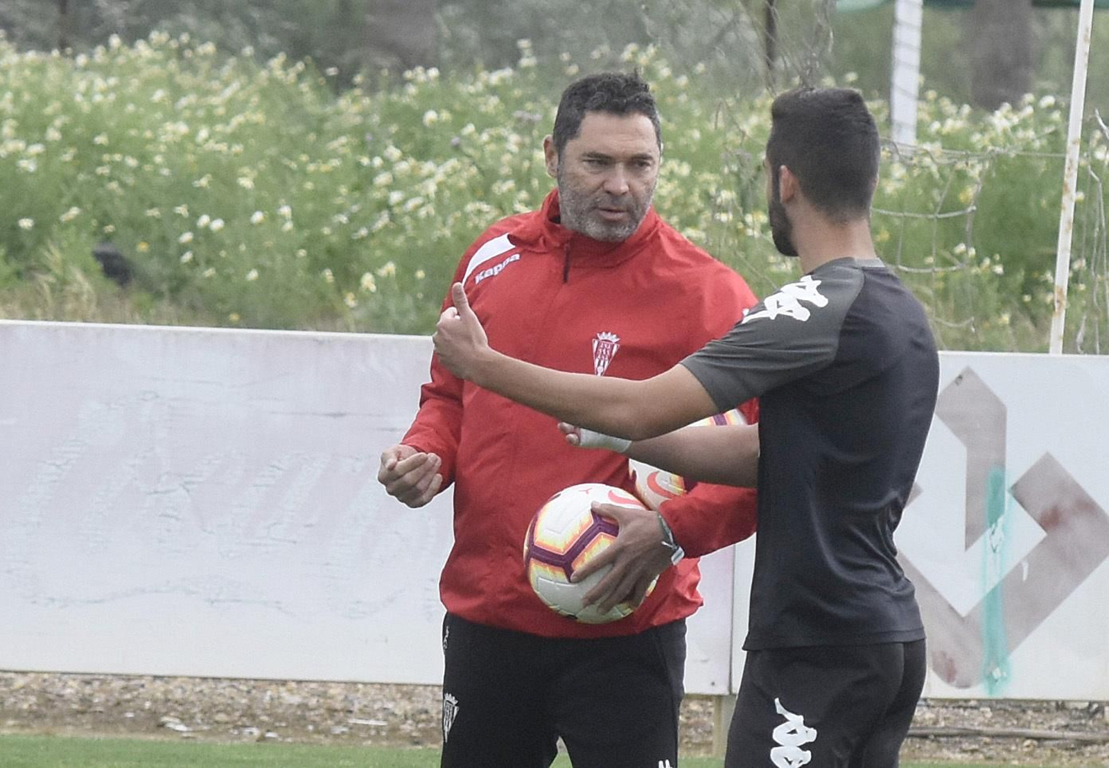 Rafa Navarro charla con Andrés Martín en un entrenamiento. Rafa Navarro charla con Andrés Martín en un entrenamiento.