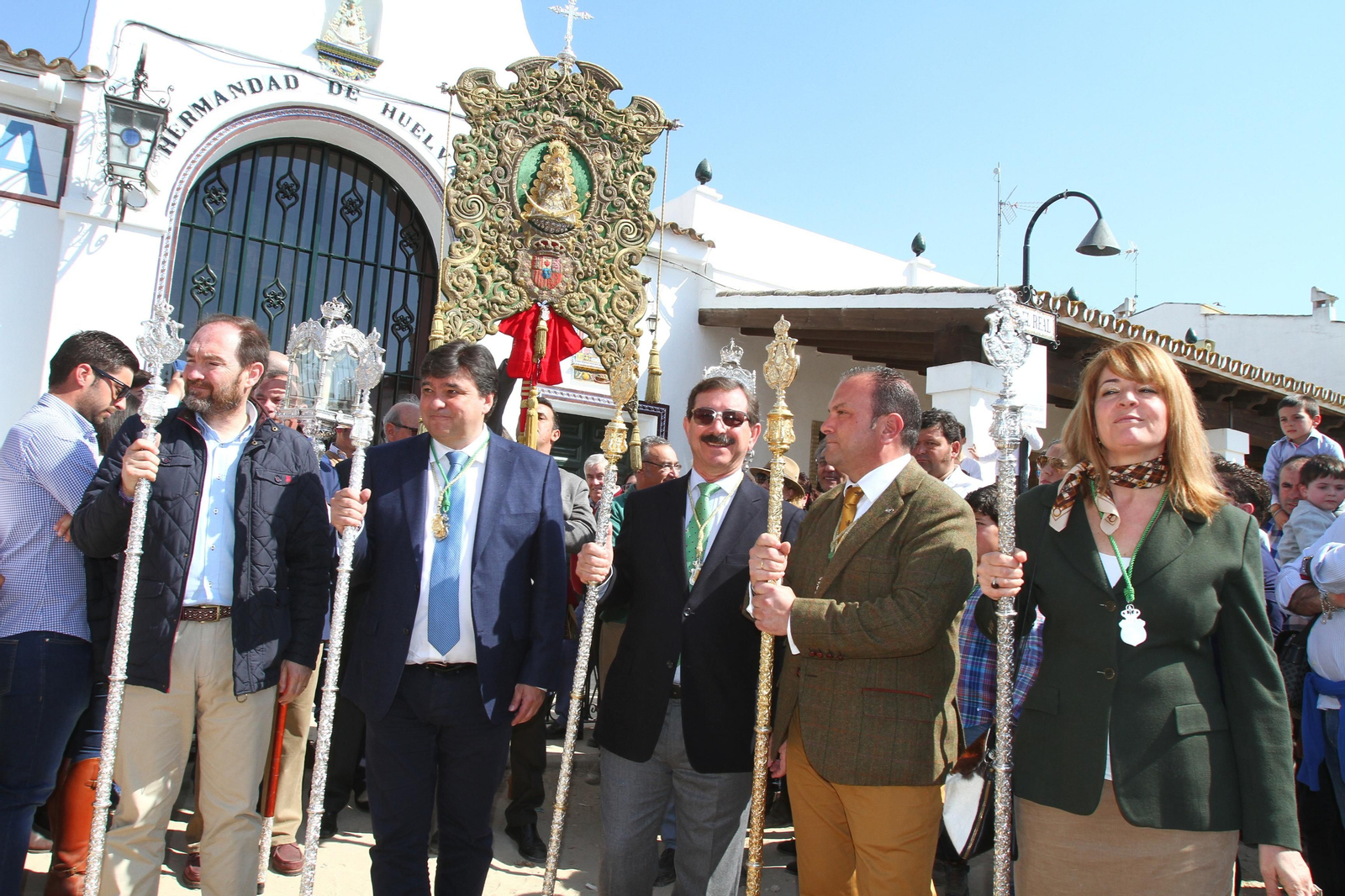 La Hermandad de Huelva se presenta ante la Virgen del Rocío en su peregrinación a la aldea almonteña