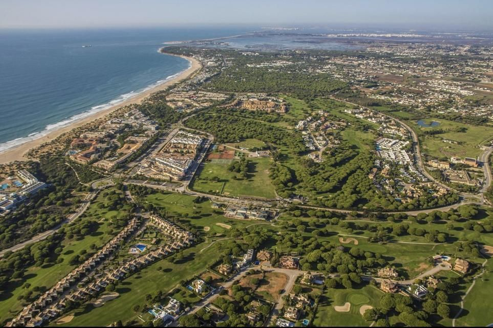 La Barrosa y Sancti Petri son galardonadas año tras año con distinciones como la Bandera Azul, Q de Calidad Turística, Ecoplayas y Playas Inclusivas