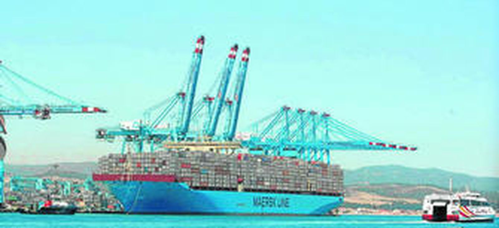 El 'Matz Maersk', en el muelle Juan Carlos I del puerto Bahía de Algeciras, ayer.