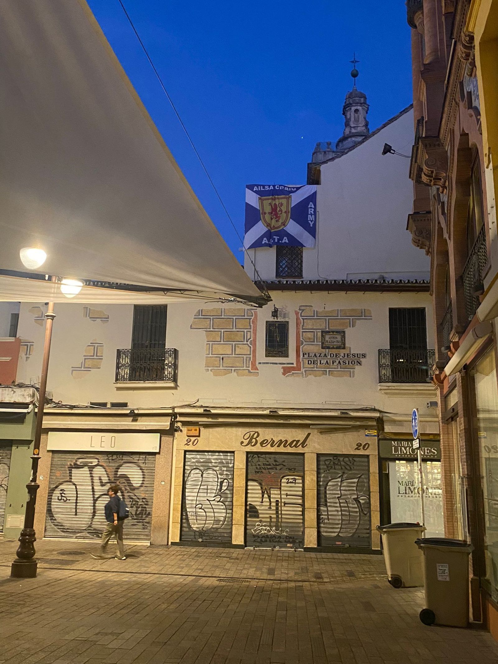 La bandera desde la Plaza del Pan.