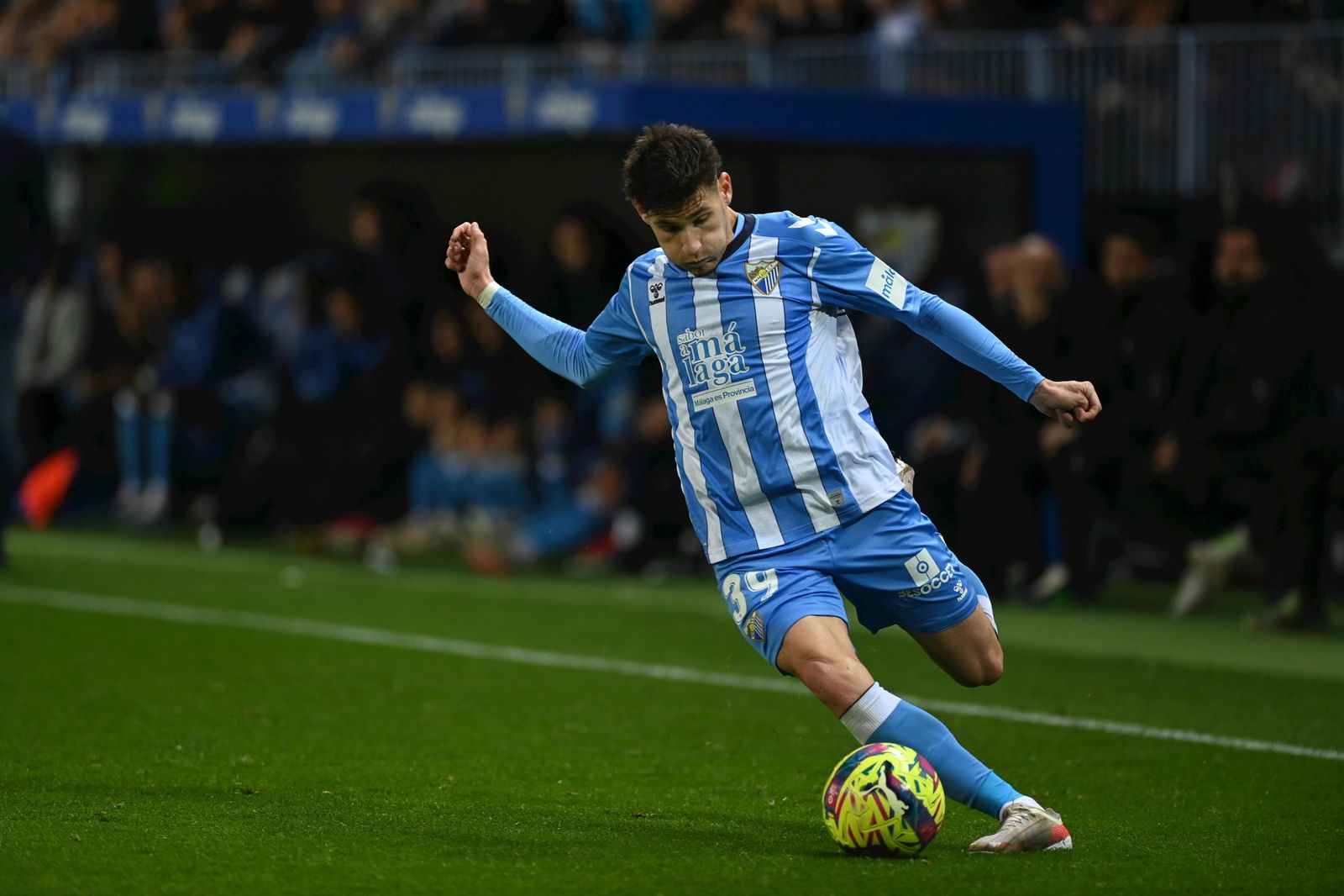 Cristian pone un balón en un partido.