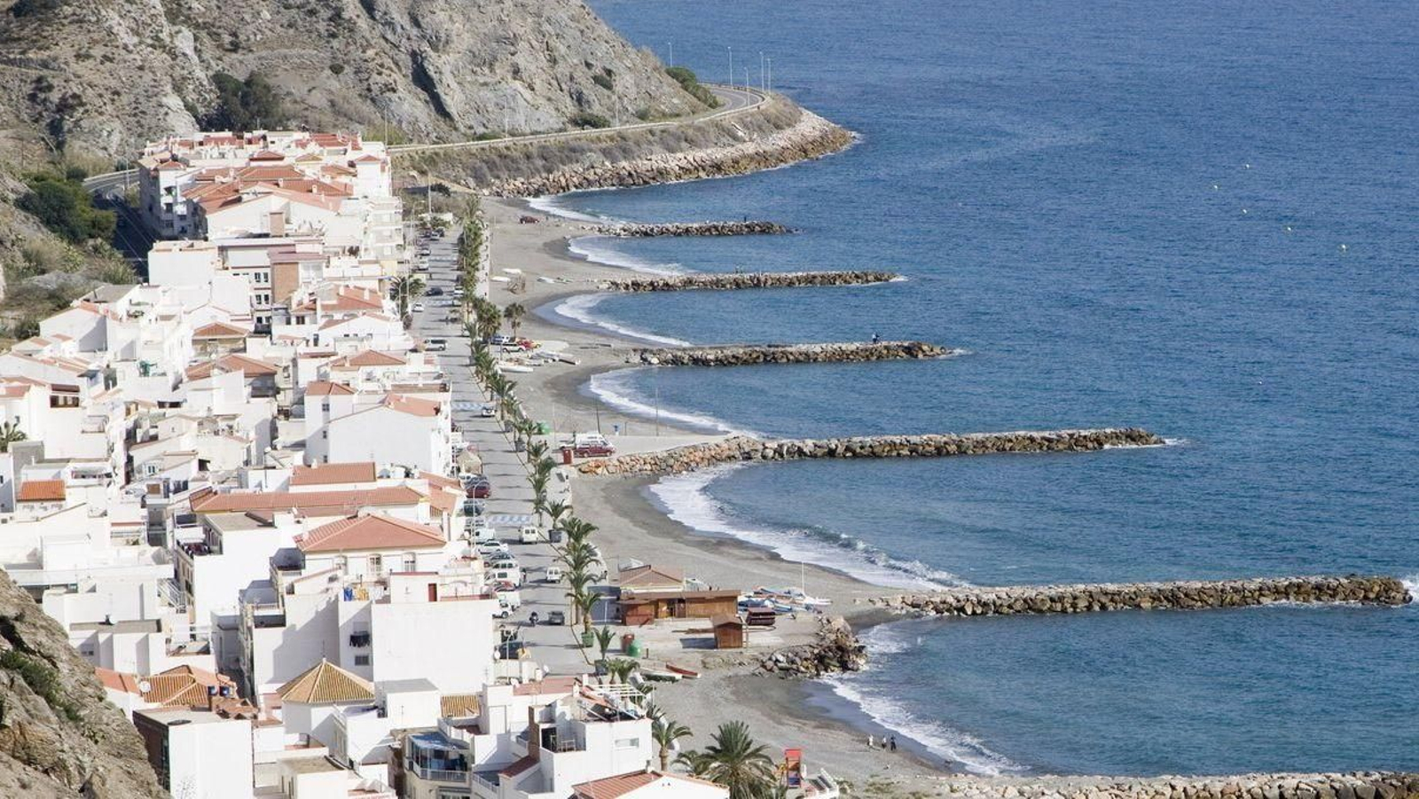Sus dos núcleos de costa son La Mamola y Castillo de Baños