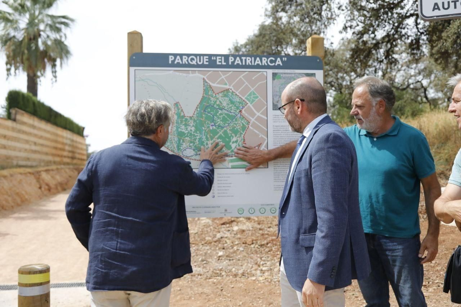 Fuentes y Jordano, tocando uno de los paneles adaptados a personas con ceguera de El Patriarca.