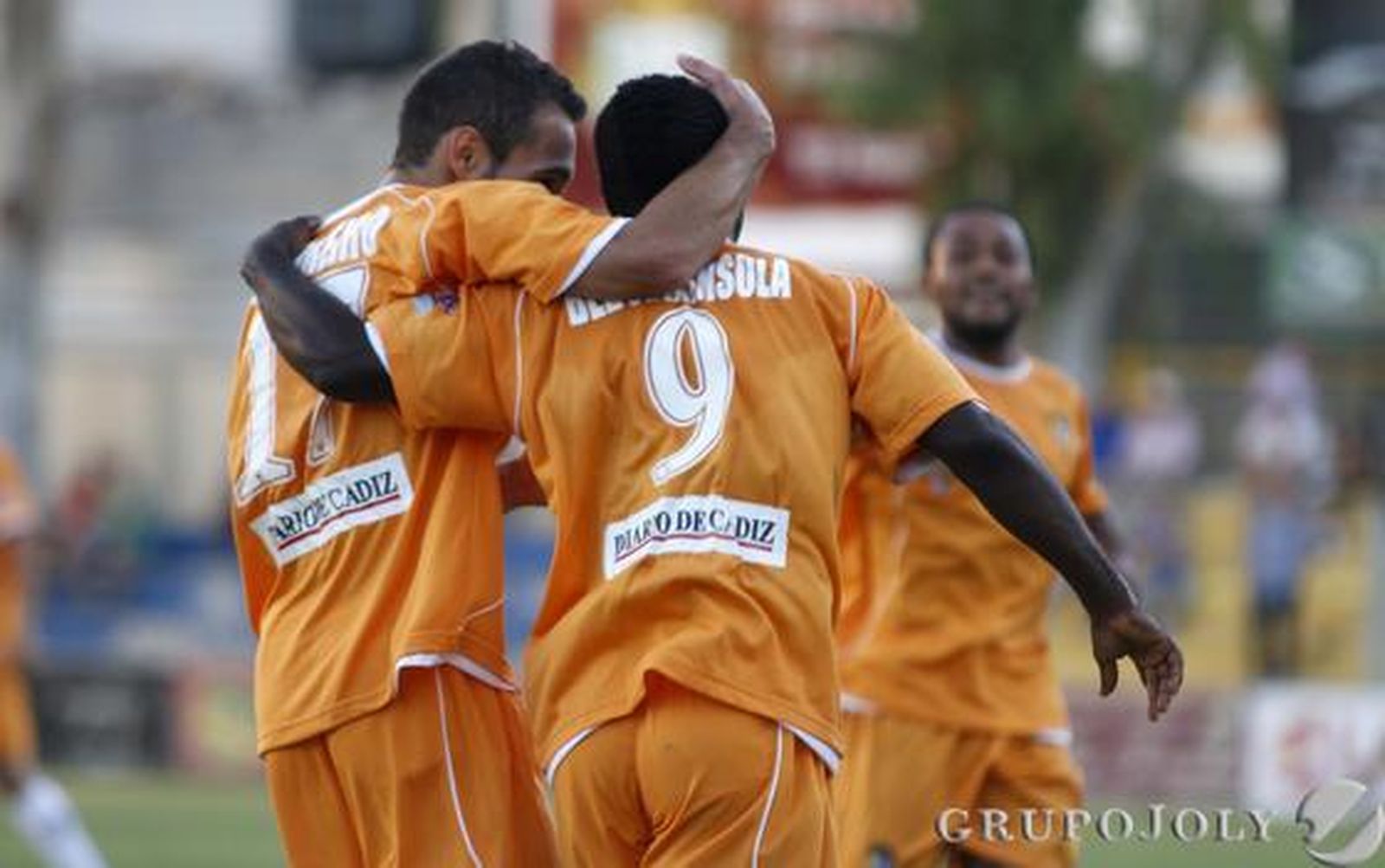 El nigeriano, felicitado por Ferreiro.

Foto: LOF