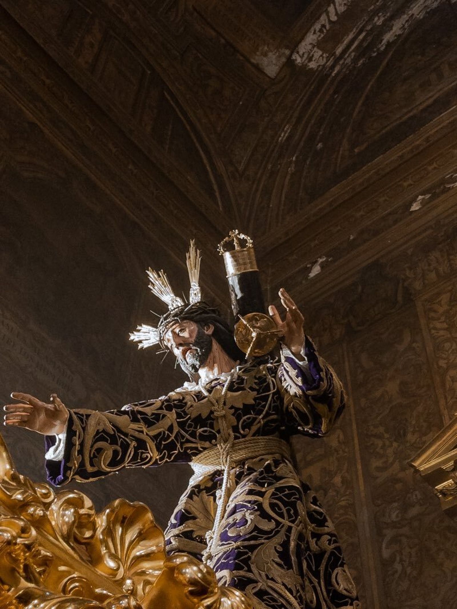 Jesús con la Cruz al Hombro en la Anunciación