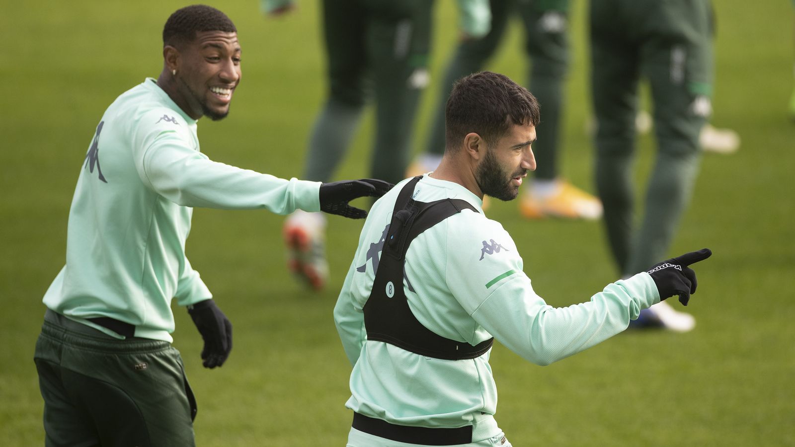 Emerson bromea con Fekir.