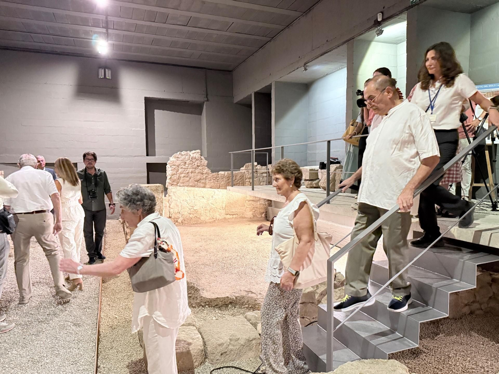 Los primeros visitantes de la cripta.