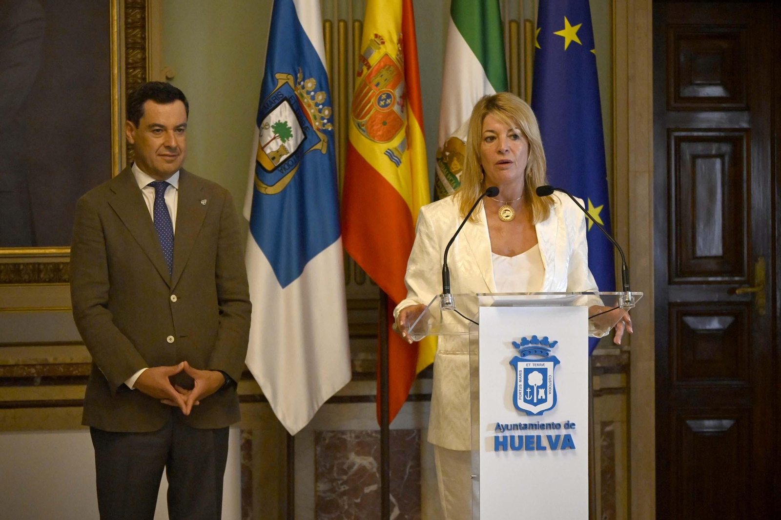 Visita de Juanma Moreno al Ayuntamiento de Huelva, en Imágenes