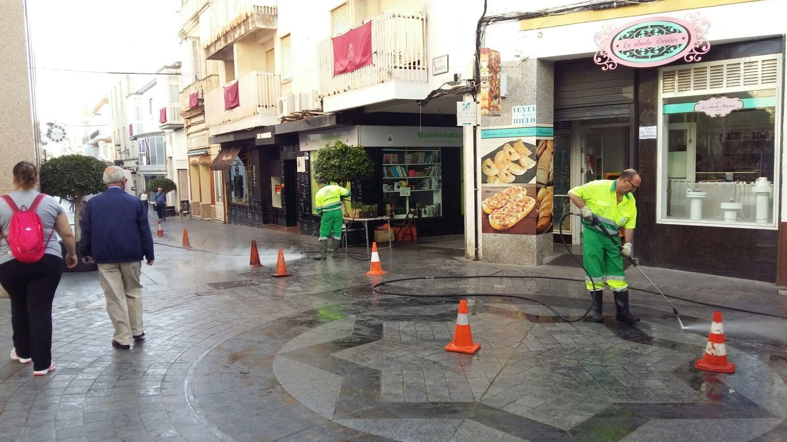 Un operario de limpieza trabaja en la retirada de cera en el centro de La Isla tras la Semana Santa de 2017.