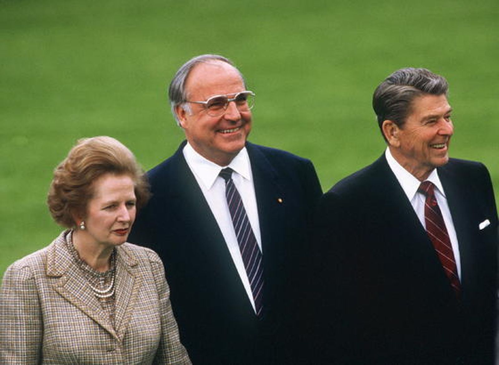 Margaret Thatcher, con el entonces canciller alemán Helmut Kohl y al presidente estadounidense Ronald Reagan en 1985.

Foto: EFE