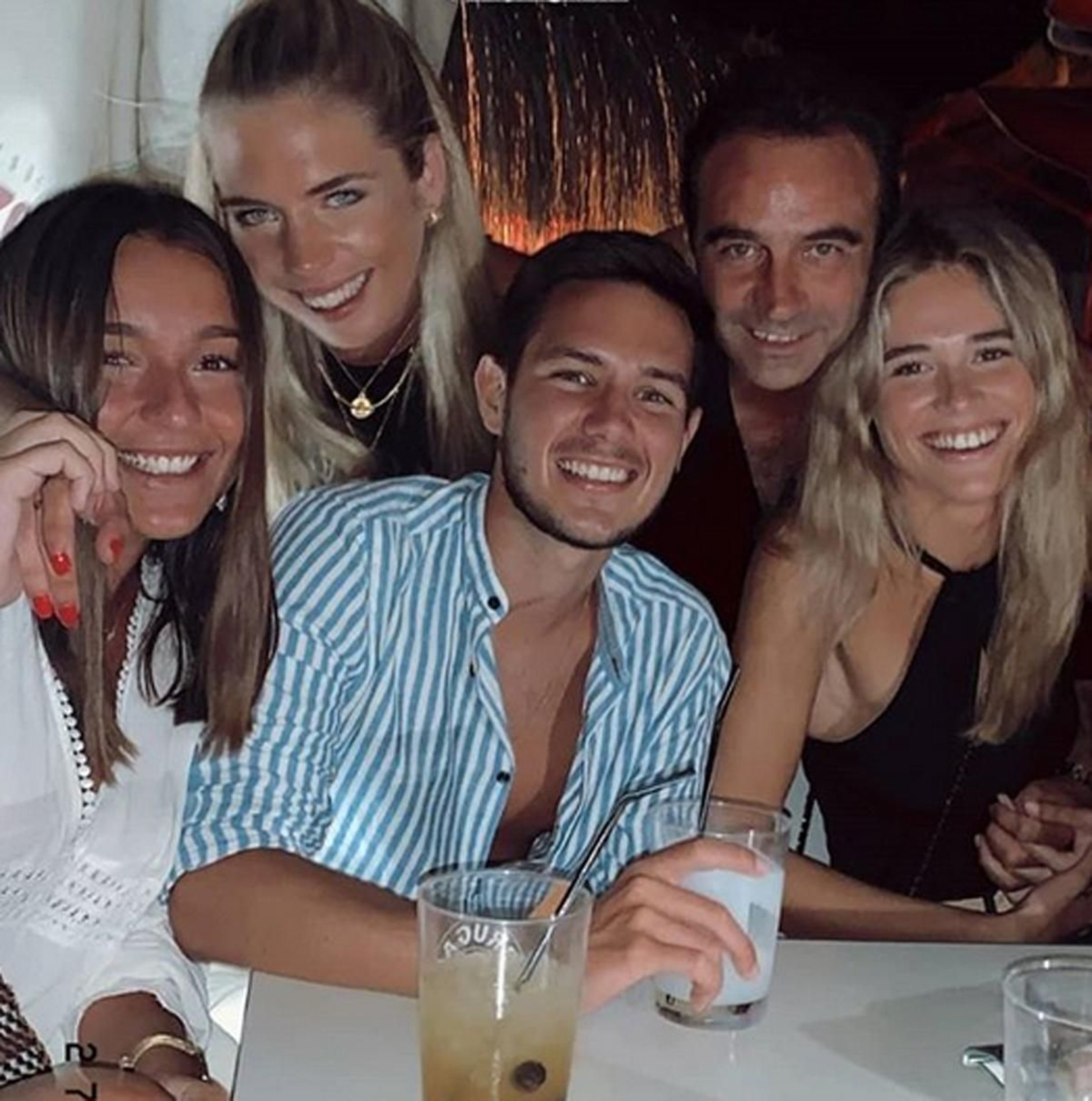 Enrique Ponce, junto a Ana Soria y un grupo de amigos de la estudiante. Enrique Ponce, junto a Ana Soria y un grupo de amigos de la estudiante.