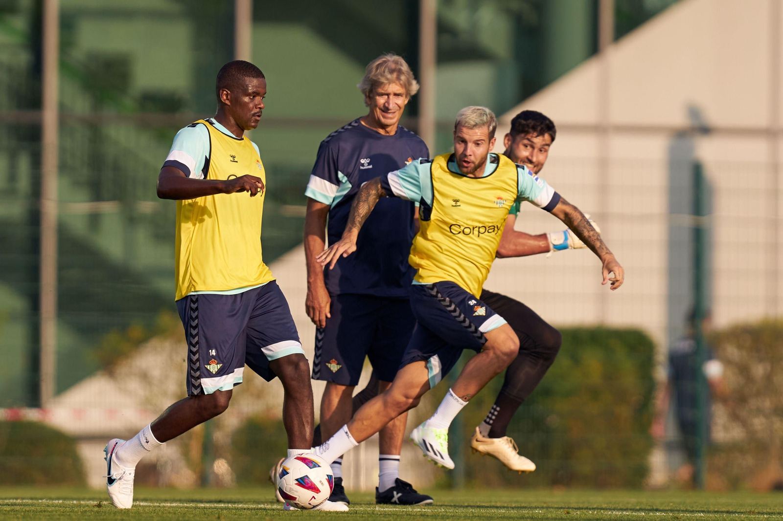 William Carvalho, junto a Ruibal y Fran Vieites, es observado por Pellegrini en el entrenamiento de ayer en Wolfsburgo.