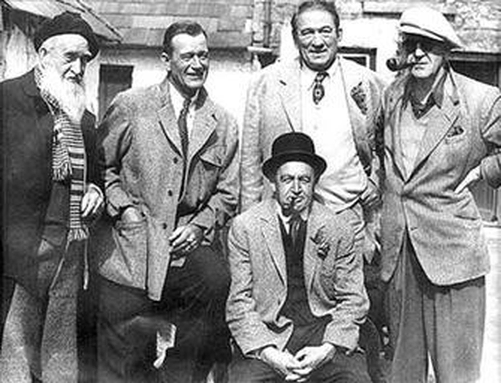 John Ford con los protagonistas de 'El hombre tranquilo' y un nativo de Innisfree.