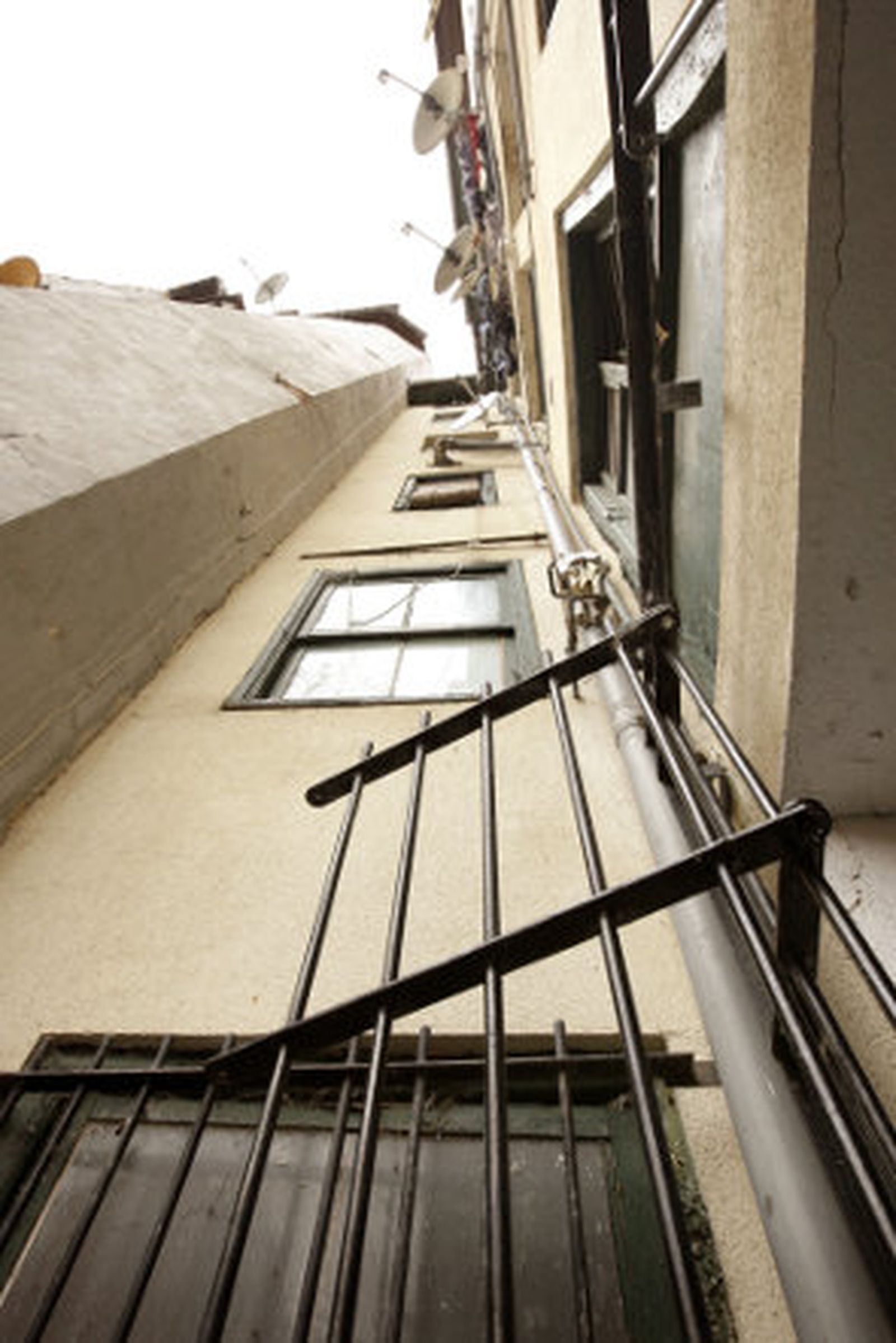 La niña fallecida al caer de un quinto piso huía tras discutir con su padre