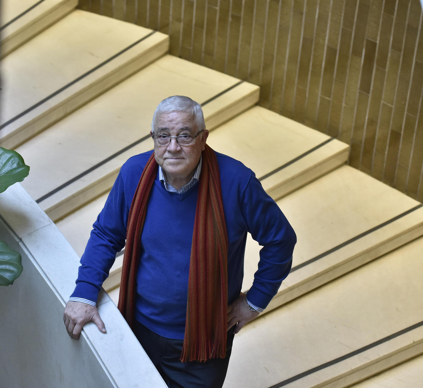 Abel Moreno en la escalera del Hotel Los Lebreros.