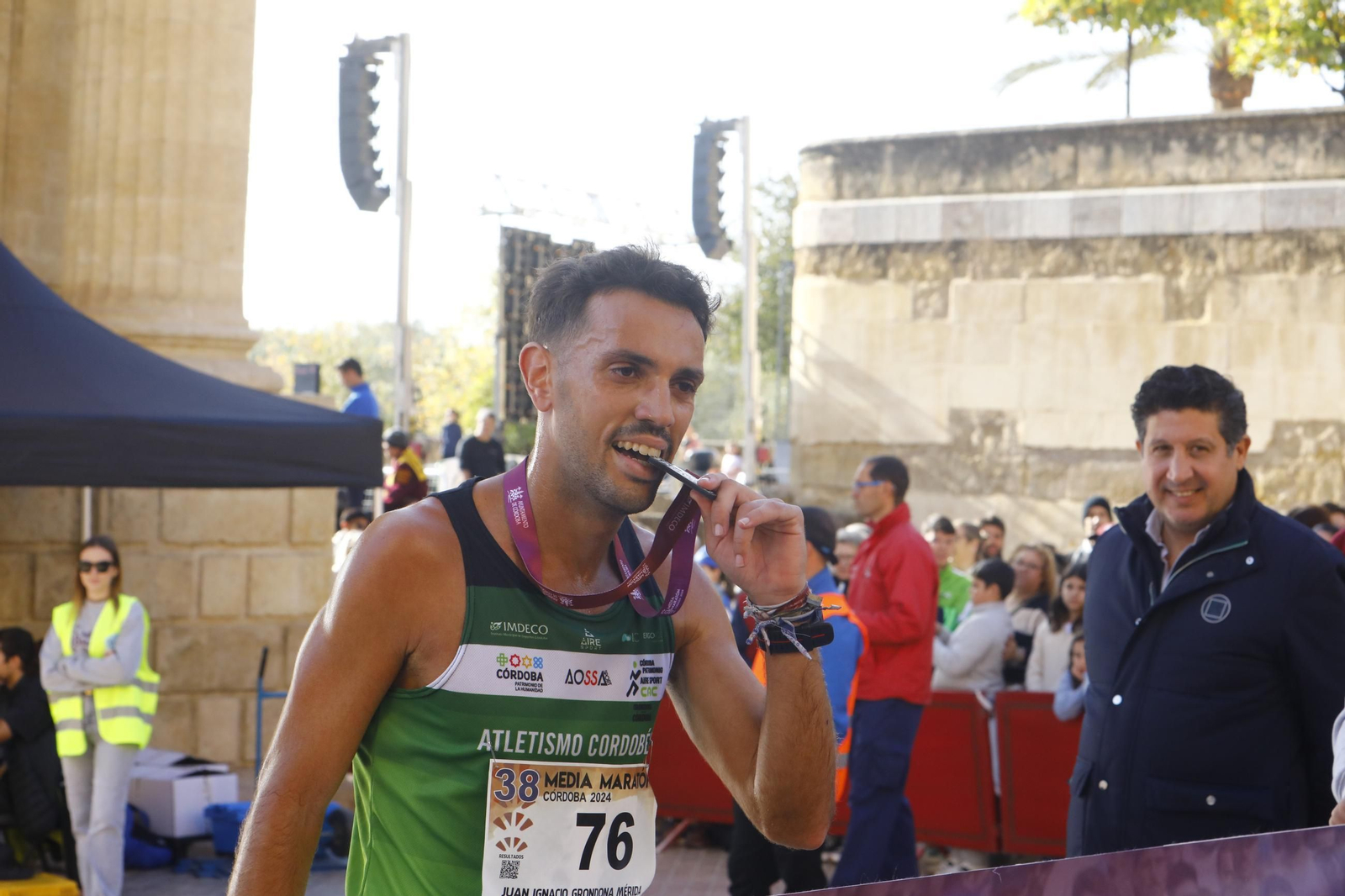 La gloria de cruzar la Puerta del Puente: las fotos de la línea de meta de la Media Maratón de Córdoba 2024