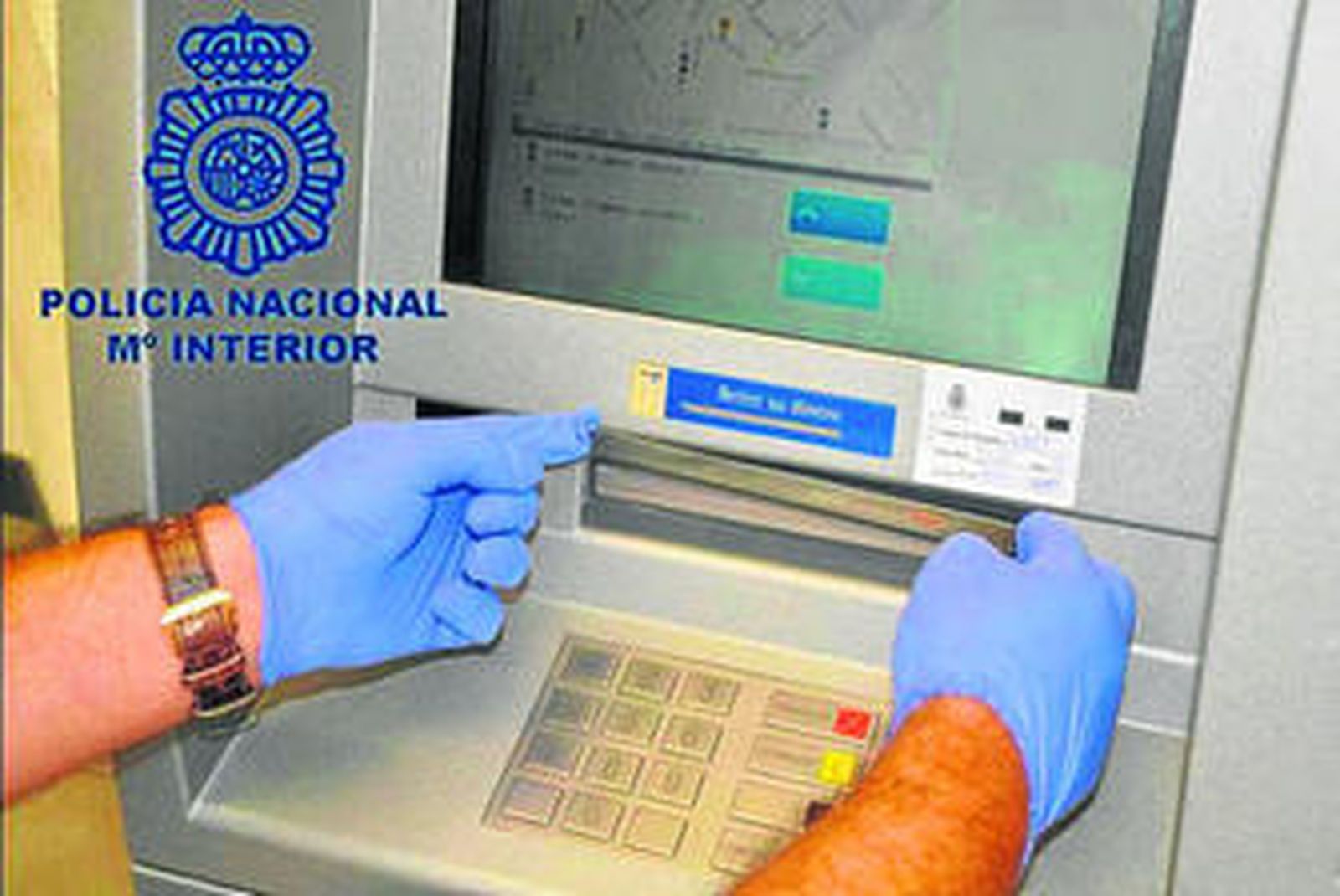 La Policía muestra uno de los cepos utilizados por los delincuentes.