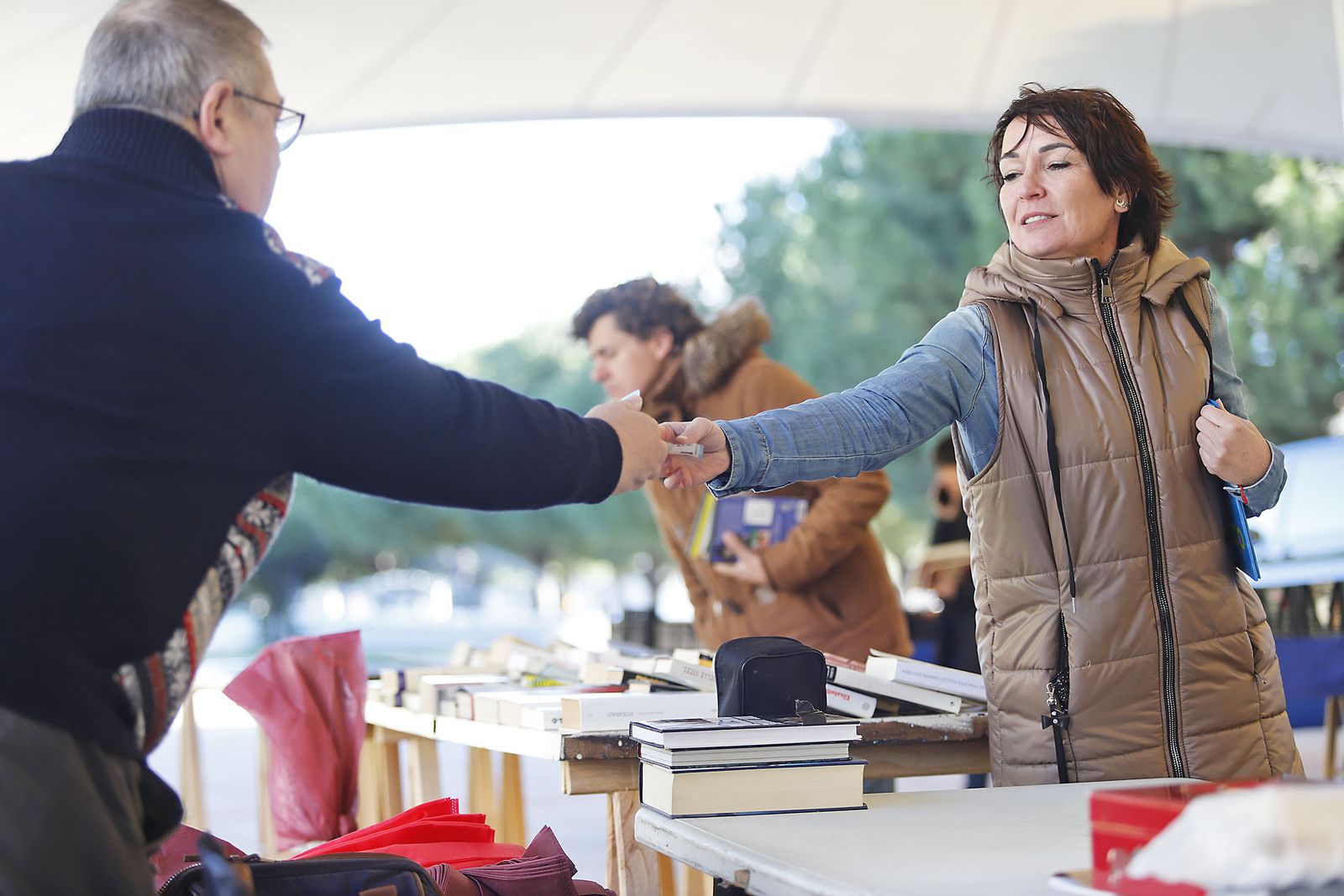 Imágenes del mercadillo solidario de Ayre en Huelva
