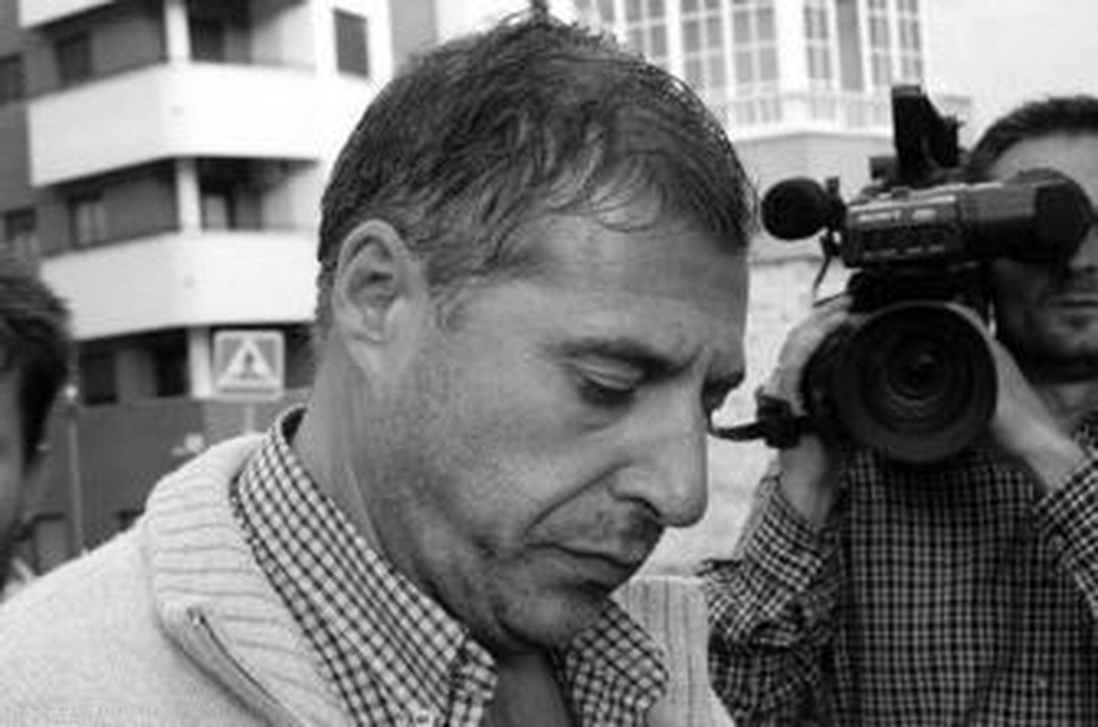 Aunque en un principio José Miguel fue puesto en libertad con cargos, el juez le envió luego a prisión.