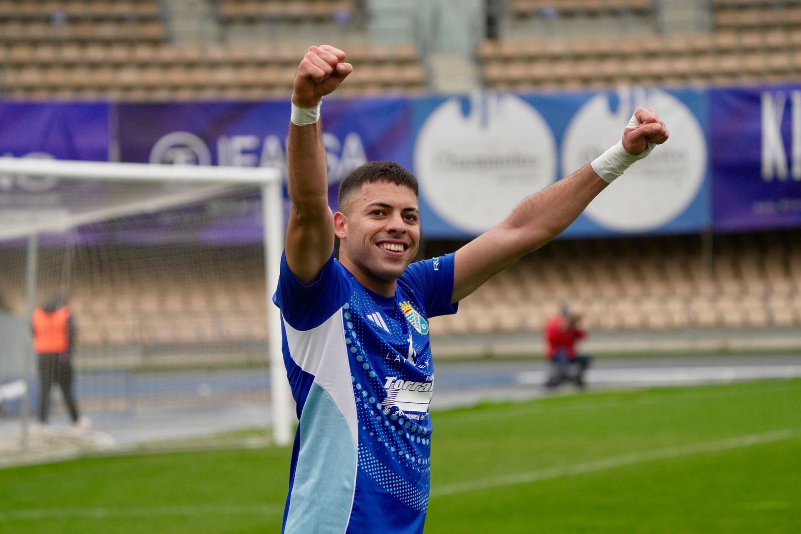 Charaf celebra el 1-0.