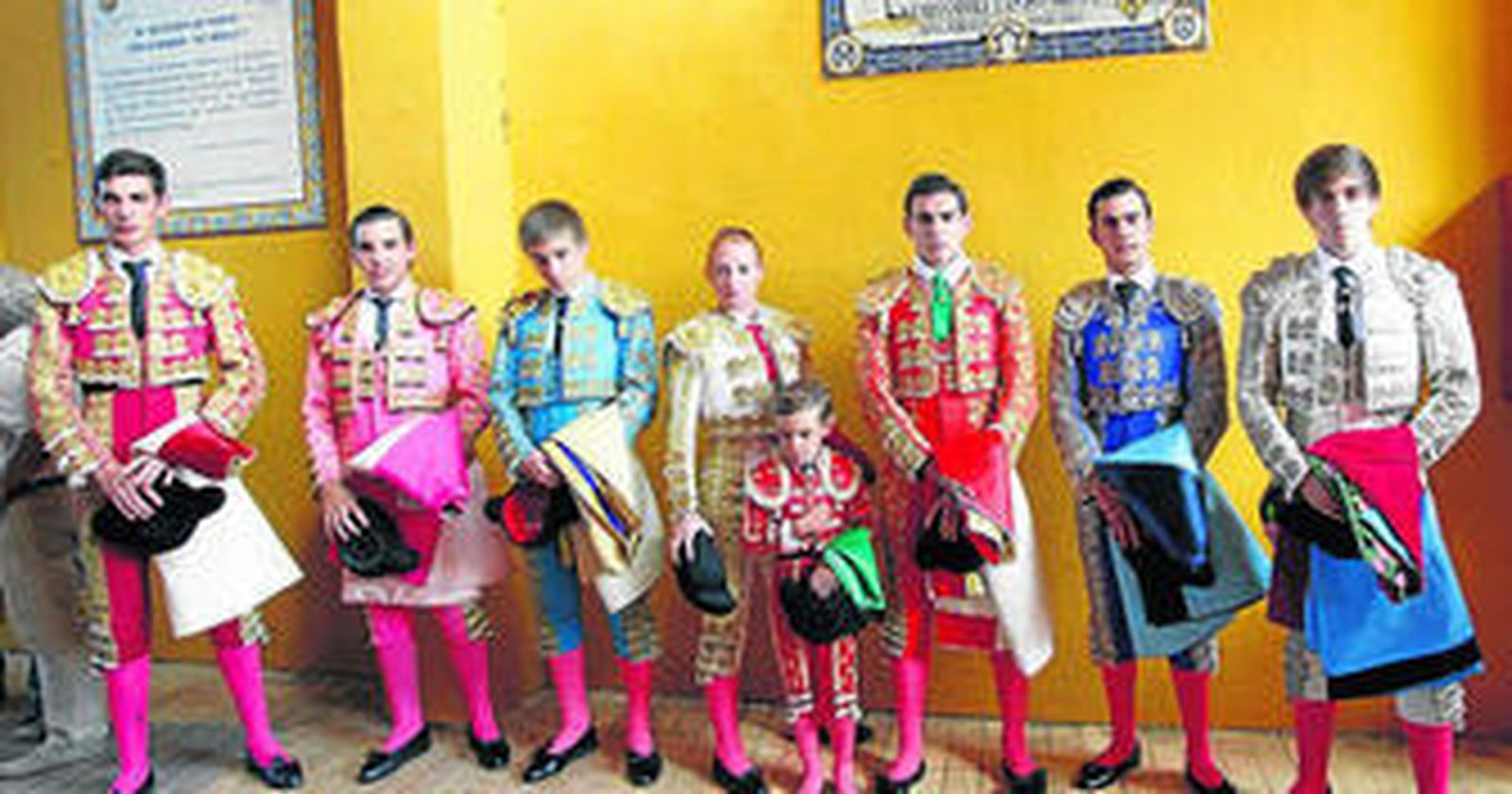 Los novilleros posan juntos antes de la clase práctica de ayer.