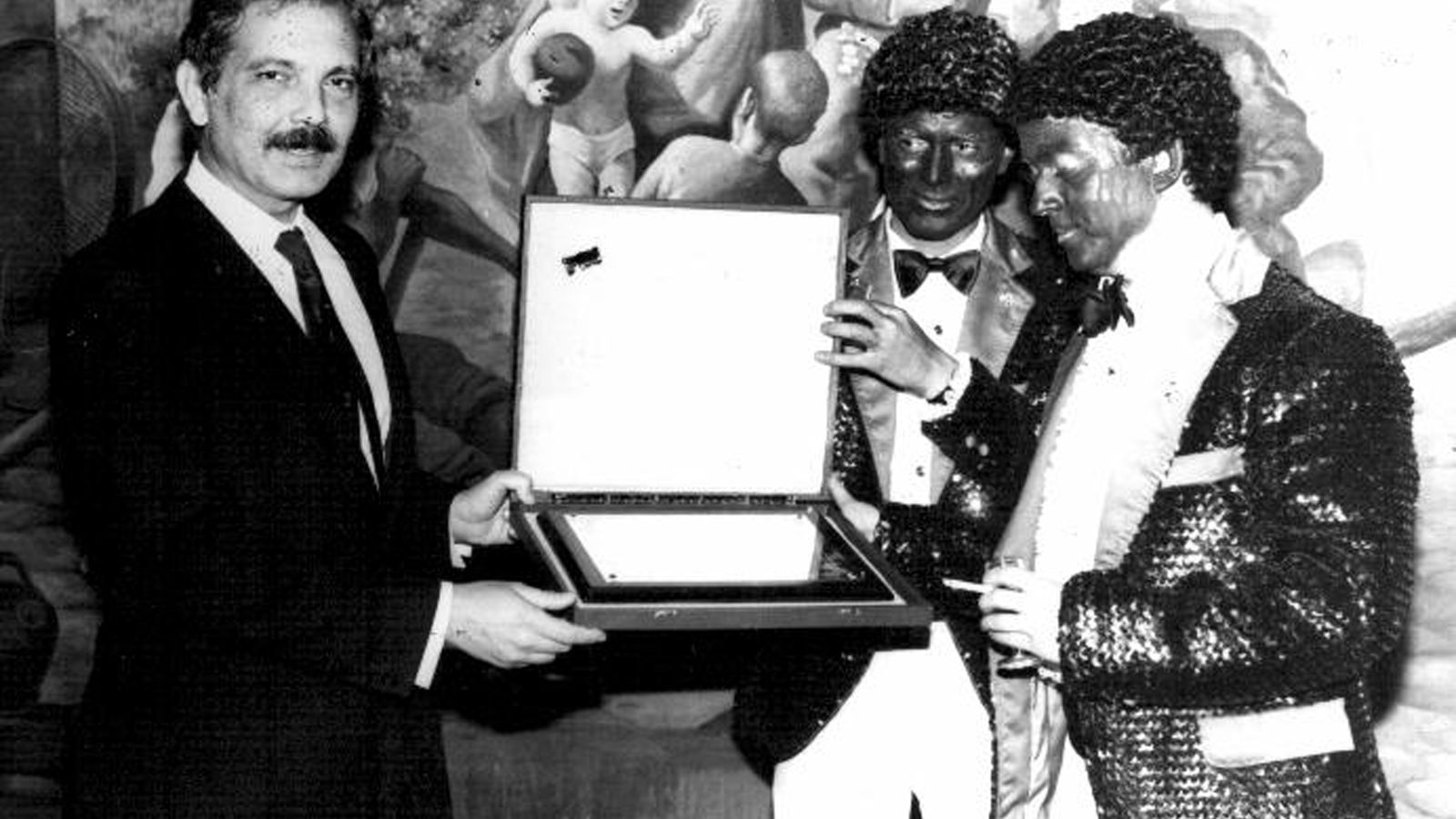 El alcalde Carlos Díaz entrega un premio a la comparsas 'Voces negras'.