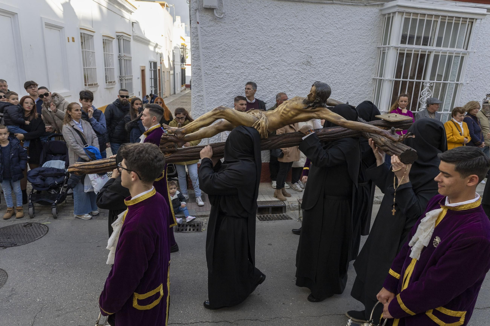 En imágenes, Servitas procesionó con normalidad tras adelantar su salida en el Miércoles Santo de la Semana Santa 2025 de San Fernando