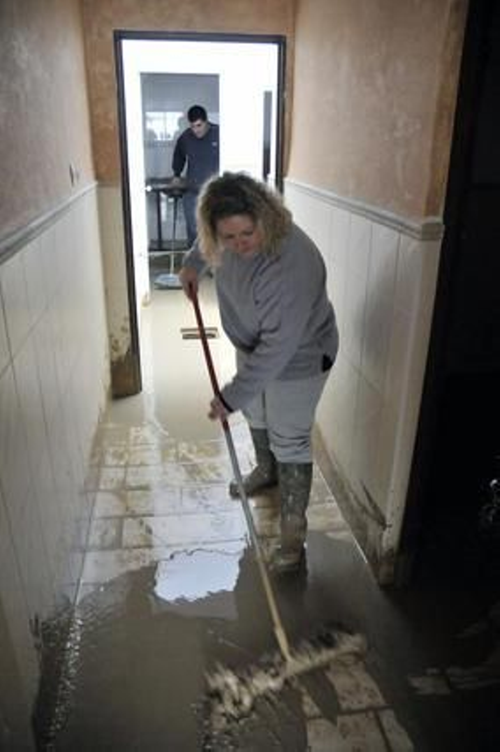 Los vecinos de Lora se afanan en limpiar tras las intensas lluvias.

Foto: Juan Carlos Vázquez