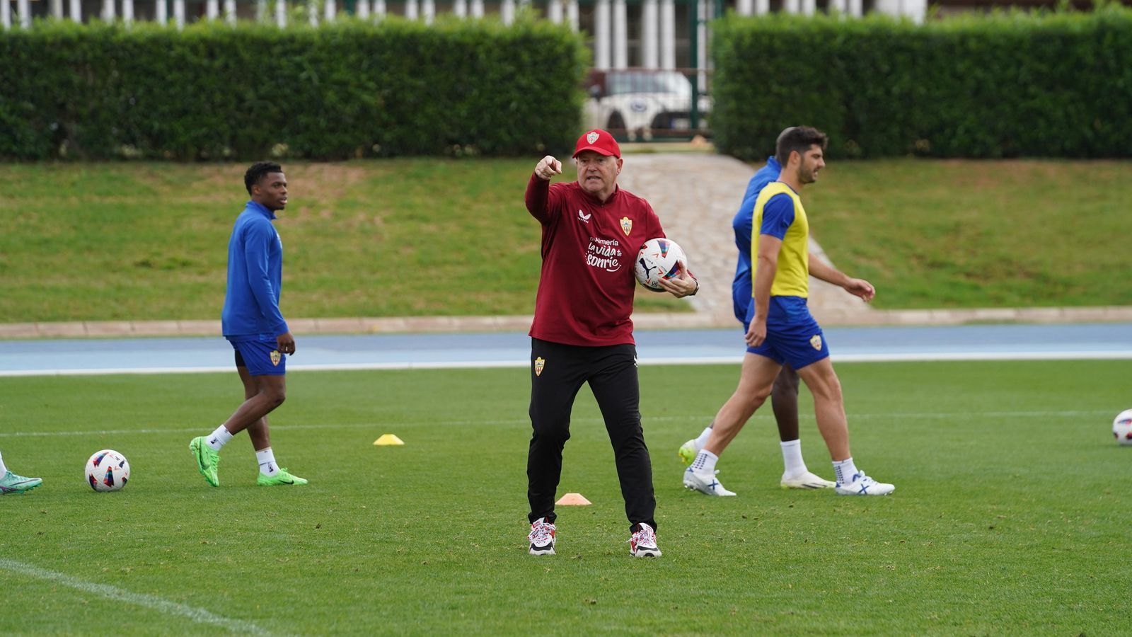 Pepe Mel da instrucciones a sus futbolistas en la sesión de este miércoles.