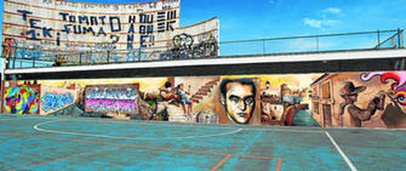 El muro, con diferentes motivos granadinos, ha sido finalizado esta semana.